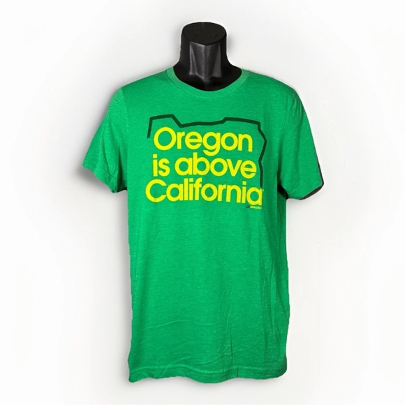 Oregon Is Above California Grafletics Green Men’s T-Shirt Size Medium - Picture 1 of 4